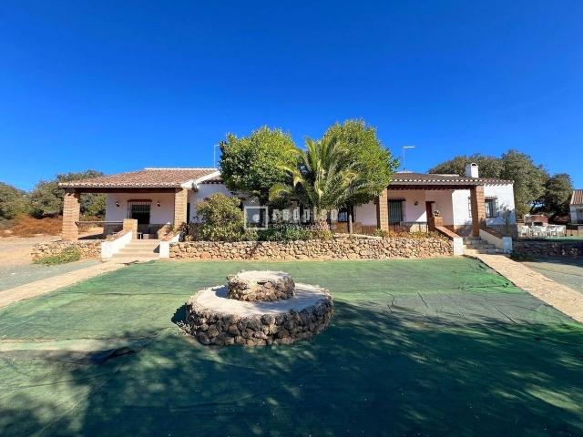 Chalet en venta en Archidona. EXCEPCIONAL FINCA TURÍSTICA CON BUNGALOWS, PISCINA Y 7 HECTÁREAS EN ARCHIDONA, MÁLAGA. Chalets.