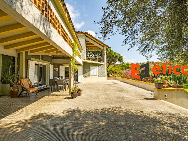 Chalet en venta en Arenys de Munt. Exclusiva Villa Unifamiliar con Vistas y Máxima Privacidad en Arenys de Munt. Chalets Arenys de.