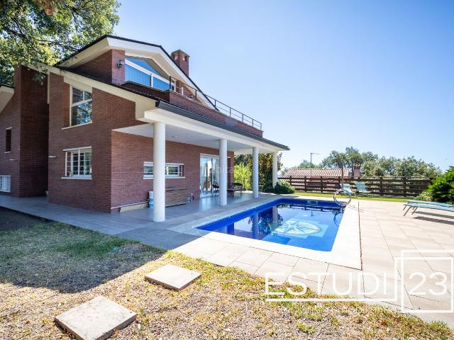 Chalet en venta en Arenys de Munt. MAGNÍFICA CASA CON PISCINA Y VISTAS A MAR. Chalets Arenys de.