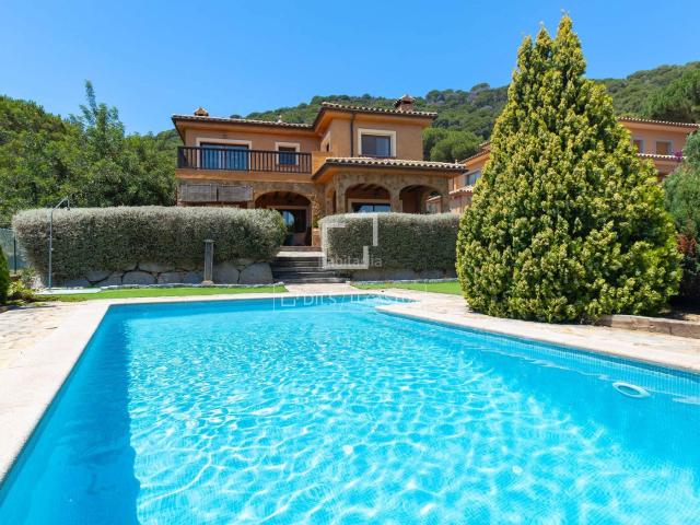Chalet en venta en Argentona, Nucli Urbà. Casa villa en excelentes condiciones de 6 dormitorios en venta en Argentona. Chalets.