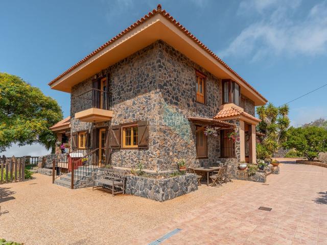 Chalet en venta en Arona, Arona Pueblo. 4 habitaciones Finca rústica Arona. Chalets.