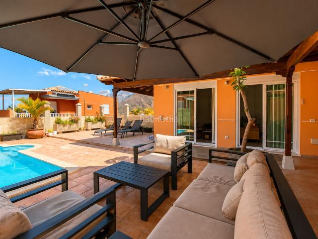 Chalet en venta en Arona, Los Cristianos. Chalet independiente en Los Cristianos. Chalets.
