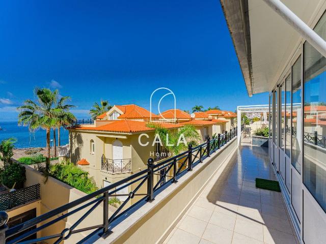 Chalet en venta en Arona, Los Cristianos. Un hogar pensado para vivir y disfrutar junto al océano. Chalets.