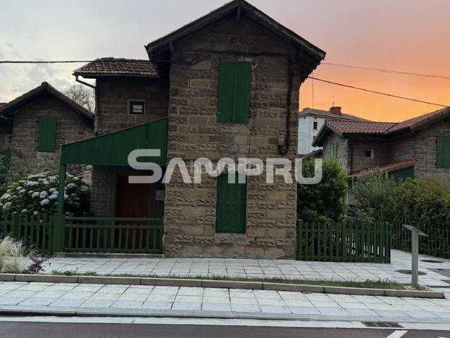 Chalet en venta en Arrasate o Mondragón. ETXETXIKIAK, CASA INDEPENDIENTE EN EL CENTRO DE MONDRAGON A REFORMAR. Chalets Arrasate o.