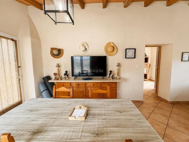 Chalet en venta en Aspe, Pedanías Este. Casa rural reformada con piscina privada, energía solar y más de 3.000 m2 de parcela en Aspe. Chalets.