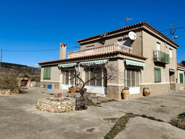 Chalet en venta en Atzeneta del Maestrat. Finca con vivienda, almacenes y amplio terreno en Atzeneta del Maestrat. Chalets Atzeneta del.