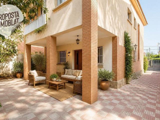 Chalet en venta en avenida Terra Nostra, Montcada i Reixac, de 139 m² 6 habitaciones por 575.000