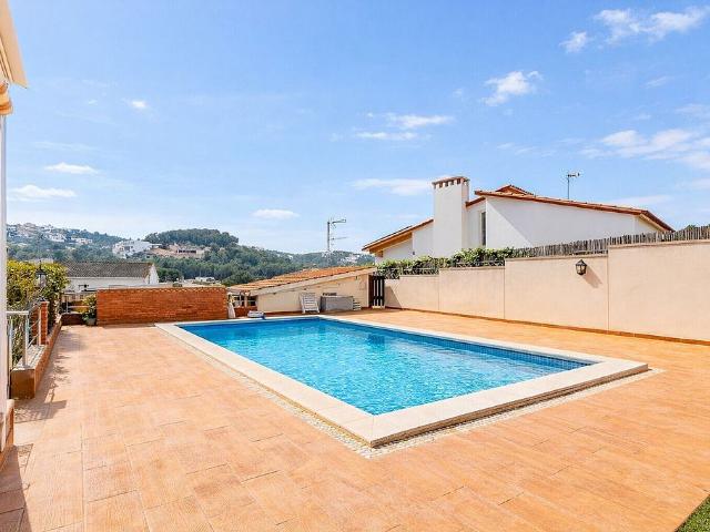 Chalet en venta en avenida Til·Lers, Sant Pere de Ribes, de 349 m² 7 habitaciones por 695.000