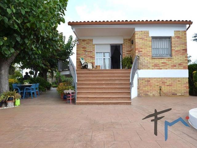 Chalet en venta en avenida Verge de Montserrat, Sant Llorenç d´Hortons, de 113 m² 4 habitaciones por 348.000