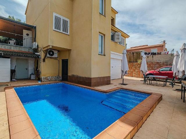 Chalet en venta en avenida Virrei Amat, Abrera, de 282 m² 5 habitaciones por 395.000