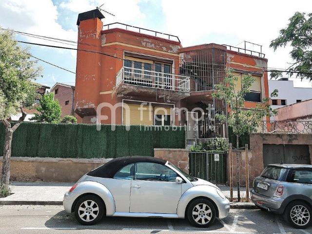 Chalet en venta en avenida Antoni Gaudí, Sant Quirze del Vallès, de 150 m² 8 habitaciones por 680.000