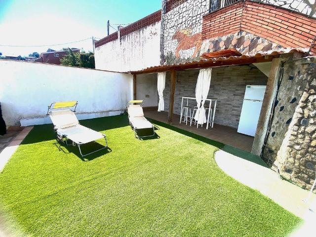 Chalet en venta en avenida Comte Ramón Berenguer, Santa Coloma de Cervelló, de 129 m² 4 habitaciones por 375.000