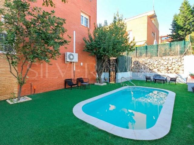 Chalet en venta en avenida D'antoni Gaudí, Viladecans, de 205 m² 5 habitaciones por 679.900