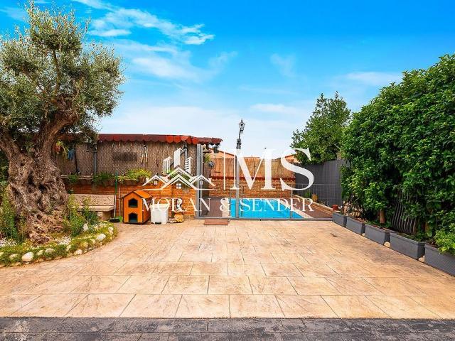 Chalet en venta en avenida De Can Sucarrats, Rubí, de 110 m² 3 habitaciones por 475.000