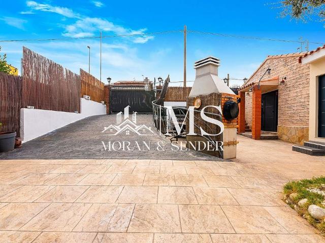 Chalet en venta en avenida De Can Sucarrats, Rubí, de 110 m² 3 habitaciones por 475.000