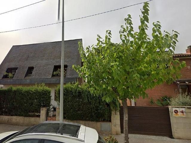 Chalet en venta en avenida De Catalunya, Cervelló, de 280 m² 4 habitaciones por 540.000
