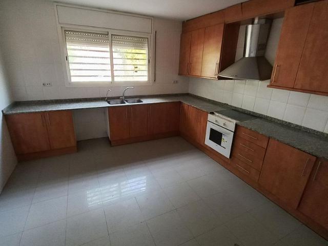 Chalet en venta en avenida De Catalunya, Granada, La, de 243 m² 5 habitaciones por 288.000