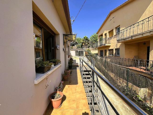 Chalet en venta en avenida De Catalunya, Palau solità i Plegamans, de 144 m² 3 habitaciones por 420.000