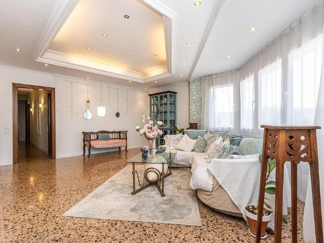 Chalet en venta en avenida De Les Arts, Terrassa, de 260 m² 5 habitaciones por 388.000