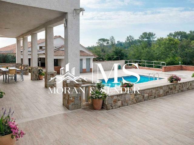 Chalet en venta en avenida De Pau Casals, Lliçà d´Amunt, de 220 m² 4 habitaciones por 452.000