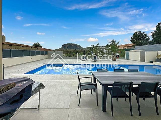 Chalet en venta en avenida De Reus, Vilanova d´Escornalbou, de 233 m² 4 habitaciones por 599.900
