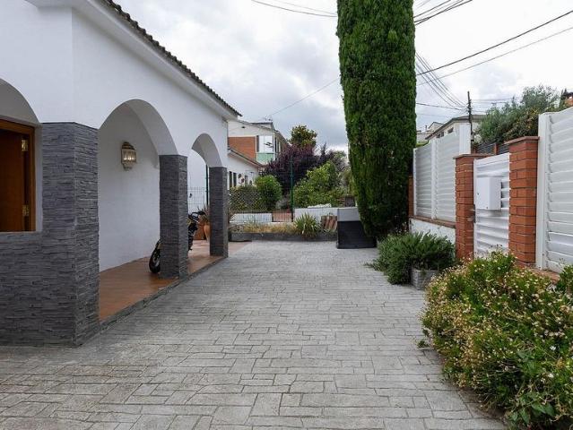 Chalet en venta en avenida De Roger de Llúria, Esparreguera, de 140 m² 4 habitaciones por 420.000