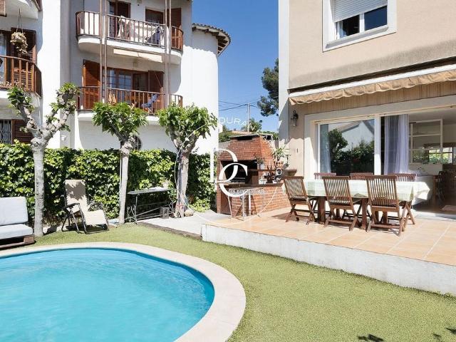 Chalet en venta en avenida De Santiago Rusiñol, Sant Pere de Ribes, de 205 m² 4 habitaciones por 750.000
