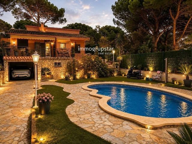 Chalet en venta en avenida Del Mas Ambrós, Calonge, de 130 m² 3 habitaciones por 470.000