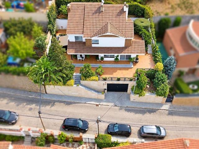 Chalet en venta en avenida Del Puigdomí, Caldes de Montbui, de 159 m² 5 habitaciones por 520.000