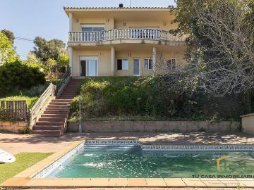Chalet en venta en avenida Del Taió, Castellví de Rosanes, de 144 m² 5 habitaciones por 439.000
