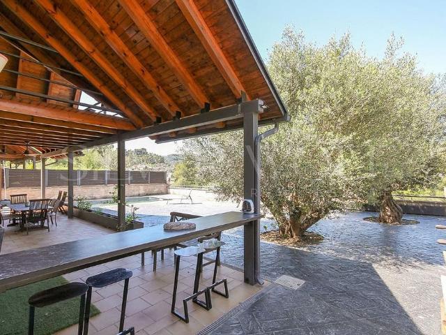Chalet en venta en avenida Dels Pinars, Vallirana, de 254 m² 4 habitaciones por 574.000