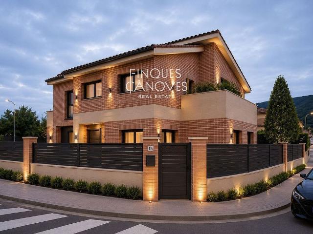 Chalet en venta en avenida Joan Maragall, Santa Coloma de Farners, de 610 m² 6 habitaciones por 295.000