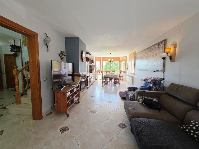 Chalet en venta en avenida Mas de Les Fonts, Vallirana, de 281 m² 5 habitaciones por 425.000