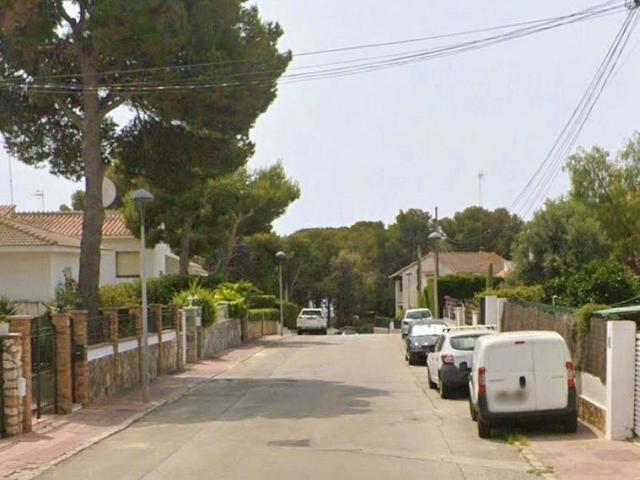 Chalet en venta en avenida Mediterraniams Torrents, Cunit, de 377 m² 4 habitaciones por 290.000