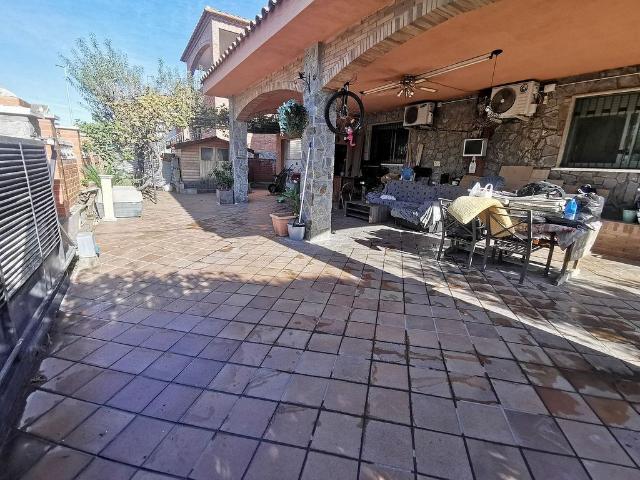 Chalet en venta en avenida Quatre, Santa Perpètua de Mogoda, de 240 m² 4 habitaciones por 595.000
