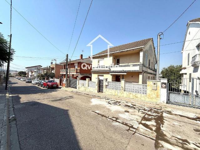 Chalet en venta en avenida Quinze, Santa Perpètua de Mogoda, de 353 m² 8 habitaciones por 490.000