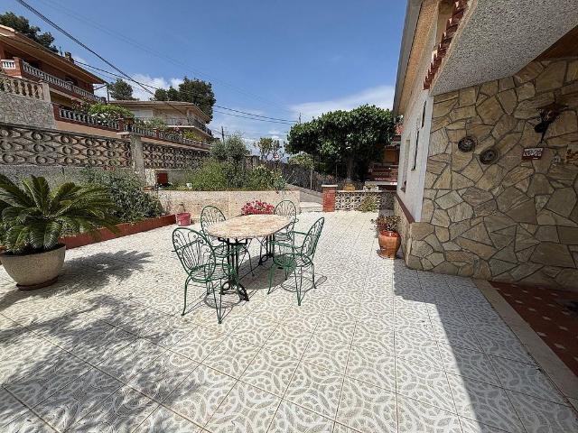 Chalet en venta en avenida Sant Esteve, Sant Esteve Sesrovires, de 145 m² 3 habitaciones por 364.000