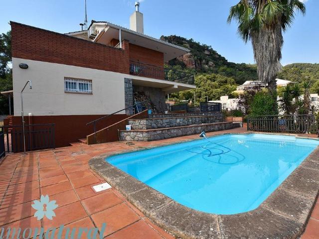 Chalet en venta en avenida Segona, Torrelles de Llobregat, de 180 m² 3 habitaciones por 495.000