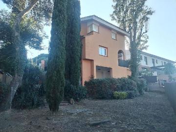 Chalet en venta en avenida Set, Santa Perpètua de Mogoda, de 203 m² 6 habitaciones por 488.000