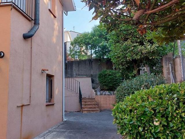 Chalet en venta en avenida Set, Santa Perpètua de Mogoda, de 203 m² 6 habitaciones por 488.000