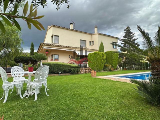 Chalet en venta en Avinyonet de Puigventós. Vive el encanto del Alt Empordà. Tu chalet, un oasis de tranquilidad cerca de todo. Chalets Avinyonet de.