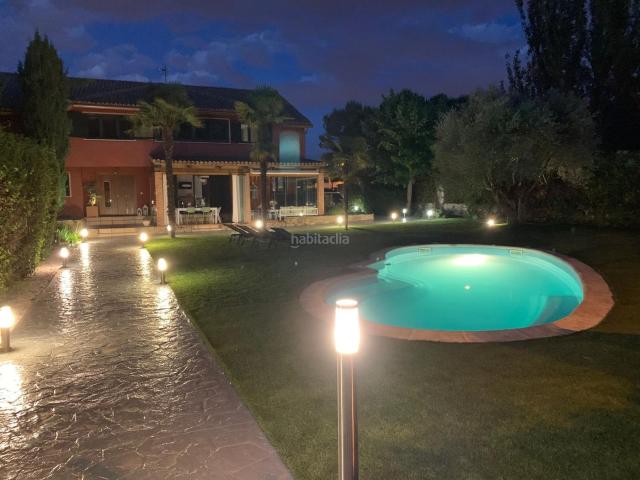 Chalet en venta en Boadilla del Monte, Bonanza. Exclusivo chalet independiente con aerotermia, piscina y apartamento de invitados en Bonanza. Chalets Boadilla del.