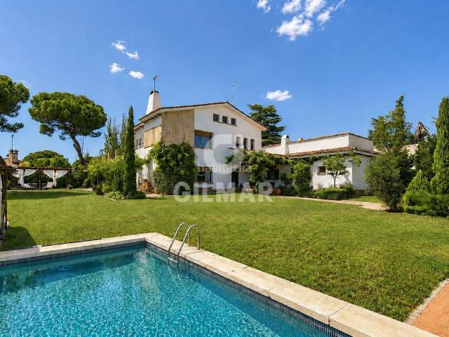 Chalet en venta en Boadilla del Monte, Bonanza. Si buscas una vivienda con personalidad, esta es tu casa.Se trata de un impresionante chalet independiente ubicado en la exclusiva. Chalets Boadilla del.