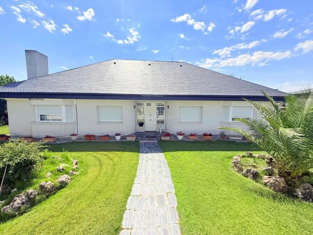 Chalet en venta en Boadilla del Monte, Parque Boadilla. NUDA PROPIEDAD Gran chalet de 545 m2 con placas solares y parcela privada de 3.000 m2 Boadilla del Monte. Chalets Boadilla del.
