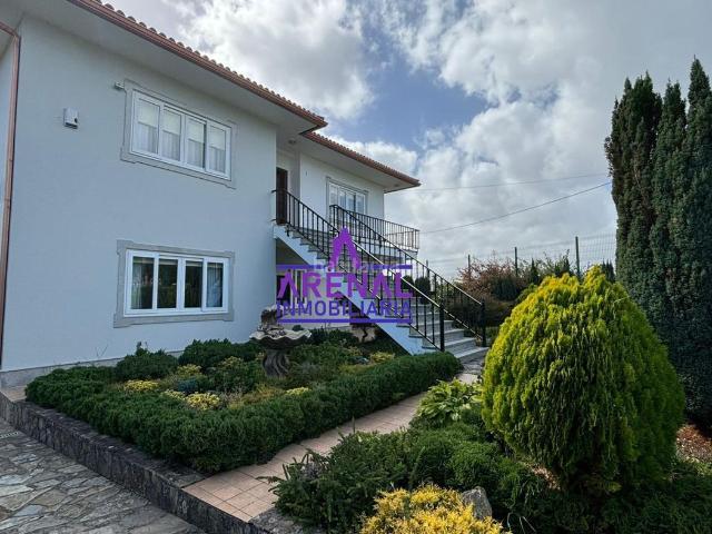 Chalet en venta en Boiro. Con piscina y pista de tenis. Chalets.
