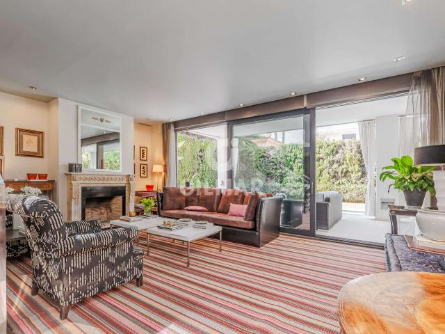 Chalet en venta en Bormujos, El Zaudín Club de Golf. Un refugio de lujo en el Club de Golf ZaudínEsta vivienda especial se encuentra en la exclusiva Urbanización Club de Golf Zaudín. Chalets.