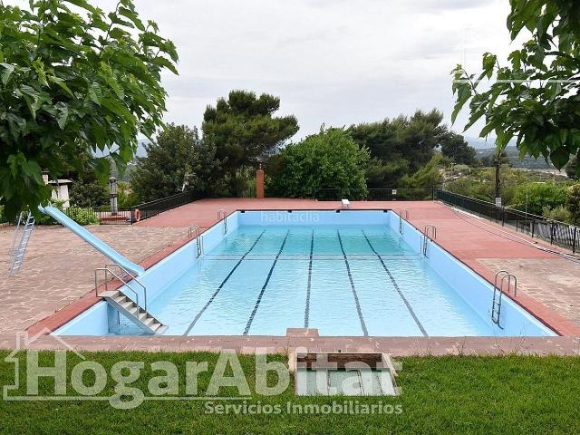 Chalet en venta en Borriol. CHALET SEMINUEVO CON GARAJE, PISCINA Y AMPLIA PARCELA. Chalets.