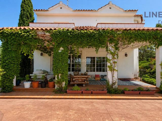 Chalet en venta en Batres. Chalet independiente con piscina y naturaleza en Cotorredondo. Chalets.