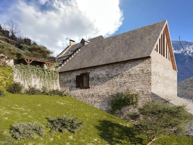 Chalet en venta en Bausen Pirineos. Borda de obra nueva en Bausen. Chalets.