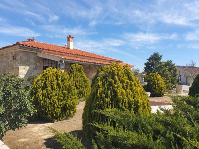 Chalet en venta en Baza. Venta de villa en Baza. Chalets.